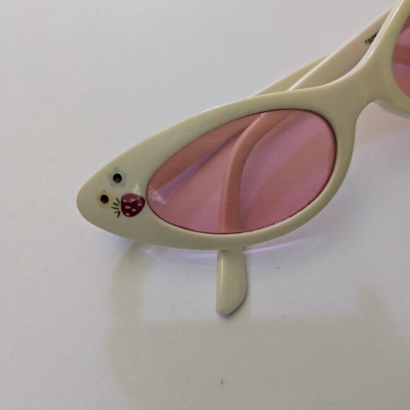 Quirky Vintage Cateye Sunglasses w Pink lenses Strawberries - Picture 5 of 9